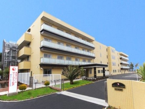 「サニーライフ松戸」の外観。ライトイエローの外壁が目印のマンション施設になっている。