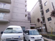 都会の角地に建つ介護施設