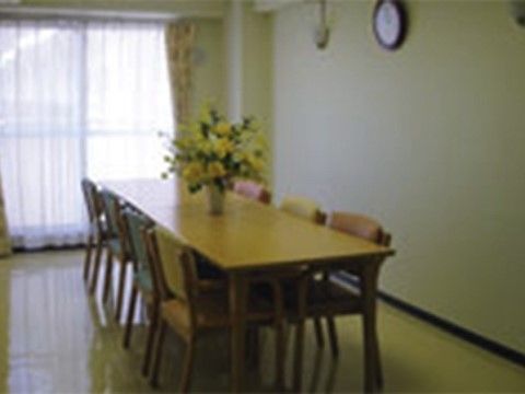「幕張やわらぎ苑」のご入居者様とのコミュニケーションを取ることで、認知症予防にもつながっている。
