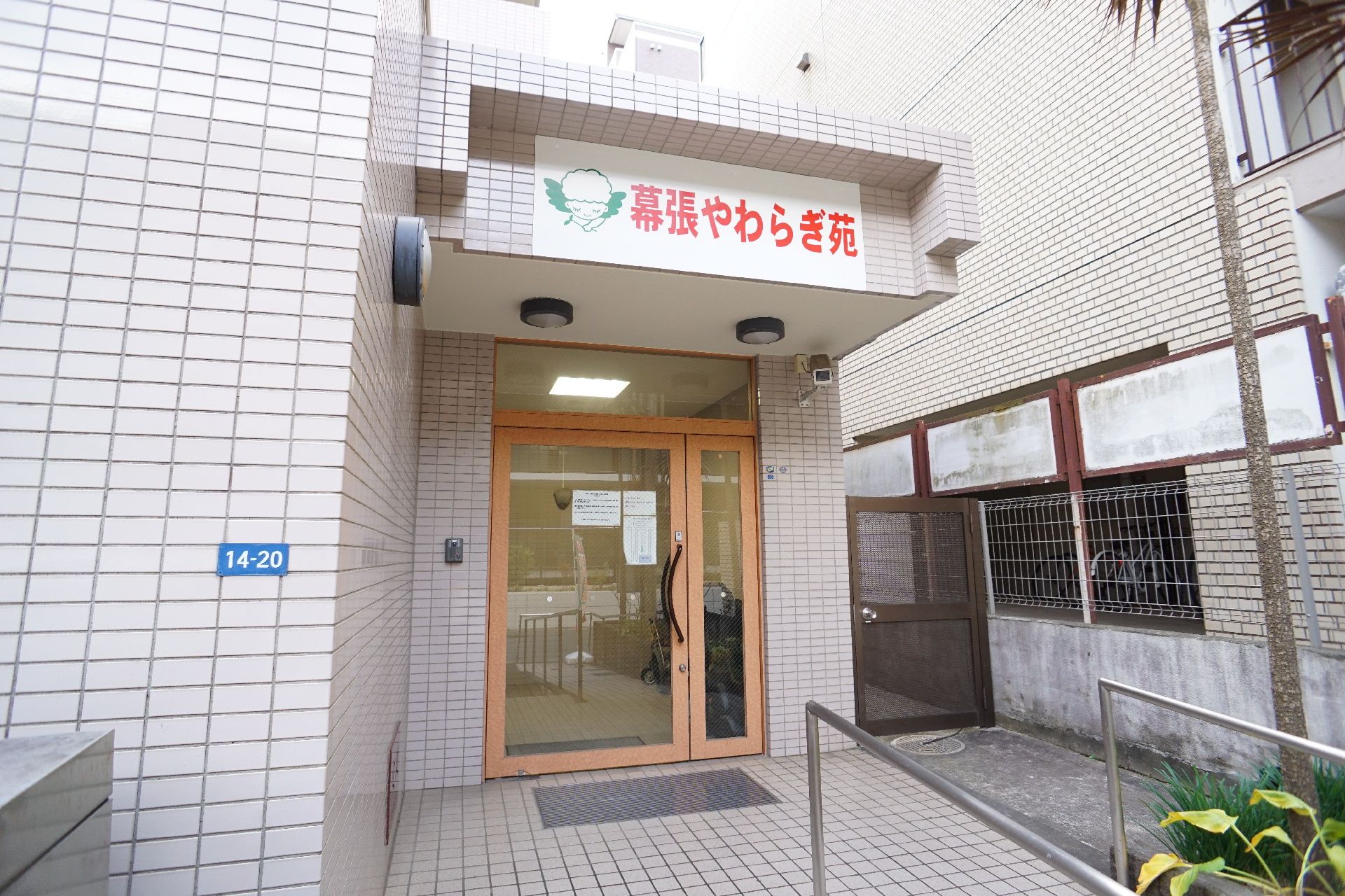 手すりが備え付けられている玄関