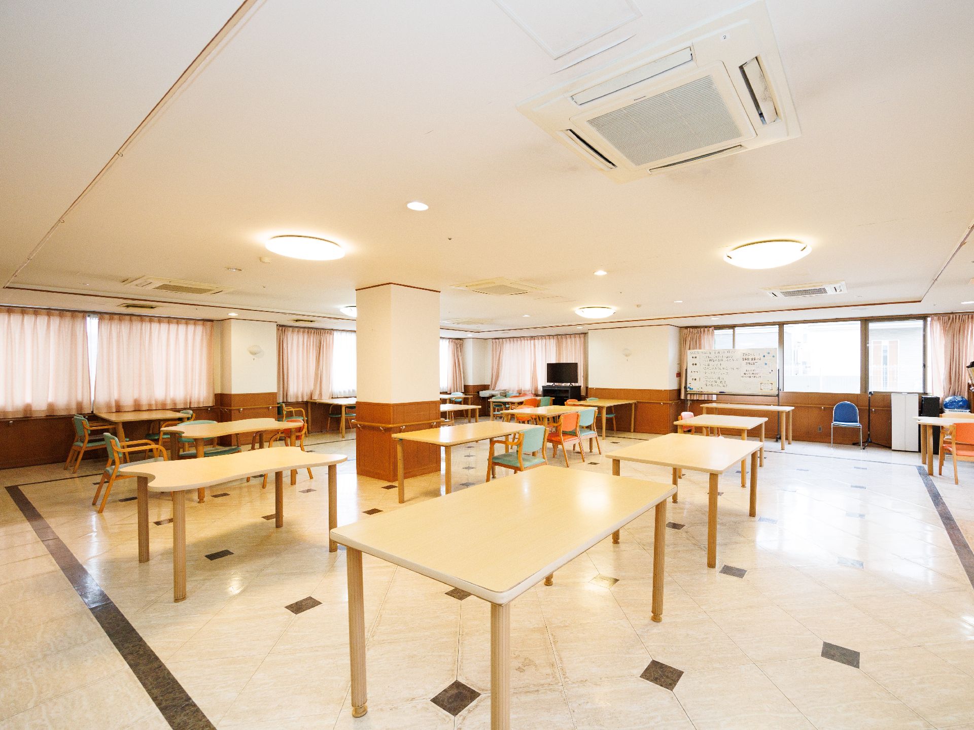 テレビを設置した食堂
