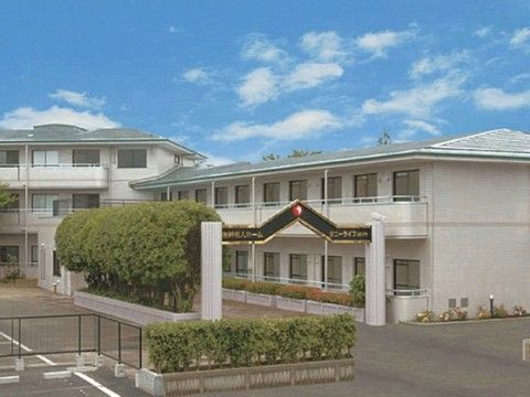 「サニーライフ国分寺」の施設外観。住宅と畑の混合し、鳥たちの鳴き声が聞こえるのどかな施設になっている。
