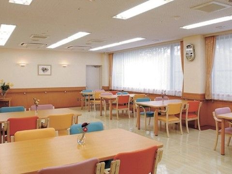 「サニーライフ国分寺」の食堂。食堂は常に、掃除を欠かせない場所になっている。