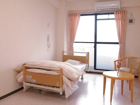 椅子とベッドが設置されている居室