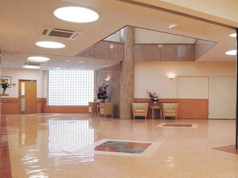 「サニーライフ国分寺」のホール。照明の他に、自然光が入りやすい、天井の吹き抜けになっている。