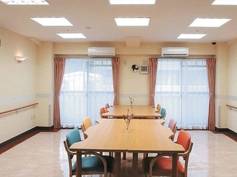 「サニーライフ国分寺」の談話コーナー。レクリエーションやイベントの場所にも変わる談話コーナーになっている。