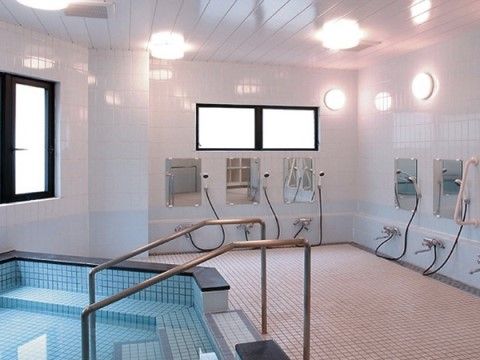 「サニーライフ国分寺」の浴室。浴槽に出入りしやすい介助手すりを設けている。