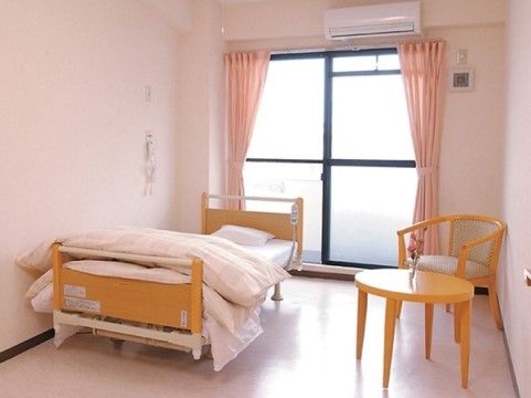 「サニーライフ国分寺」の居室。エアコンなどの空調設備も整っている。