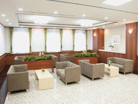 「サニーライフ町田」のホール。白色のタイルが壁紙や家具の色と相性が良く、心地良い空間になっている。