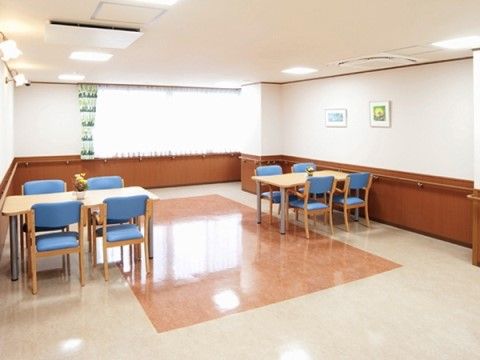 「サニーライフ町田」の談話コーナー。座る椅子には、左右に手が置けるよう、肘掛けがついている。