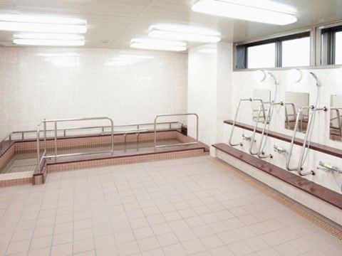 「サニーライフ町田」の浴室。浴槽に出入りしやすい介助手すりや、滑りにくい床を設置しているので、安心できる。