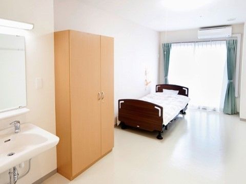 「サニーライフ町田」の居室。クローゼットは大容量で、私物の収納に便利である。