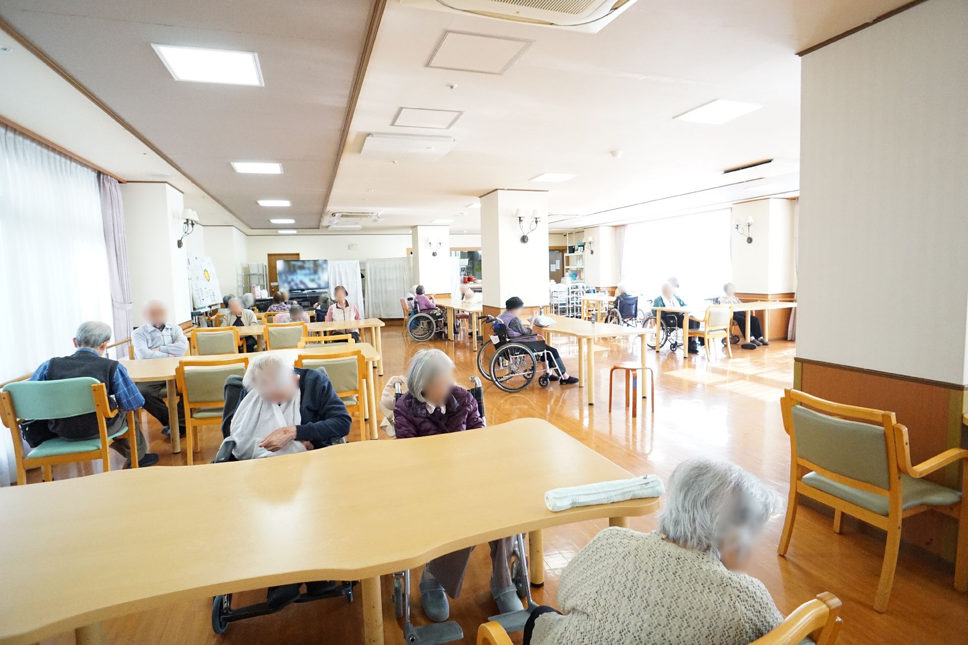 入居者が座っている様子の食堂