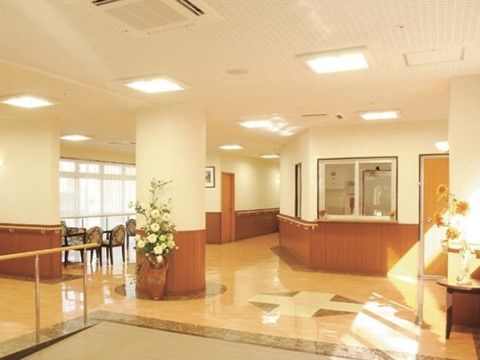「サニーライフ福生」のホール。スタッフルームと隣接され、ご入居者様の見守りもスタッフがしている。