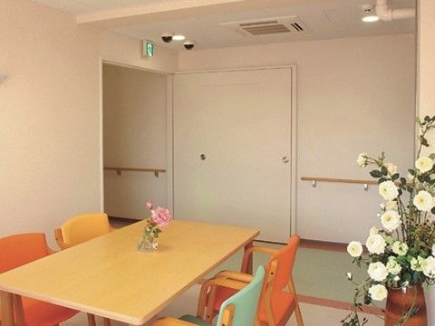 「サニーライフ福生」の談話コーナー。ご自由に使用できる談話コーナーは、ご入居者様のお喋りの場になる。