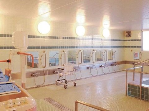 「サニーライフ福生」の浴室。一般浴槽の他に介護浴槽も準備を整えている。