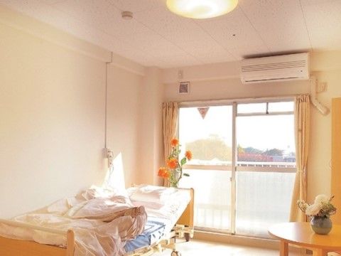 「サニーライフ福生」の居室。ベッドは、リクライニングでき、お体を起こすのが辛い方も安全、安心できる。
