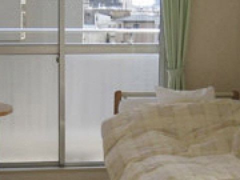 「足立やわらぎ苑」の居室。皆さんと過ごす時間だけでなく、お一人でのお時間も用意されている。