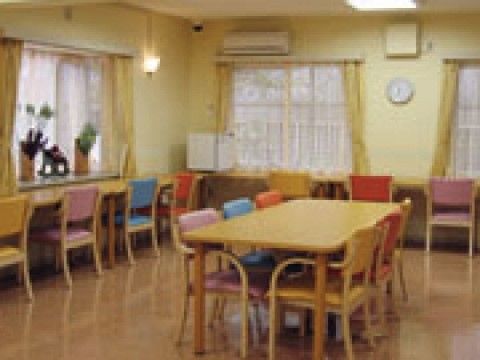 「足立やわらぎ苑」の食堂。明色のフローリングや家具は、心を落ち着かせる働きを持っている。