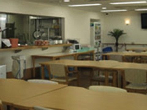 「練馬やわらぎ苑」の食堂。食堂は常に清潔感を保ち、掃除を欠かせない。
