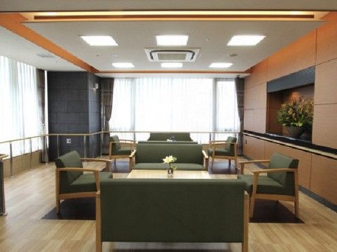 椅子やテーブルが設置されている共有スペース