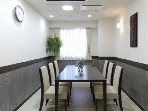 「サニーライフ東京新宿」の談話コーナー。お話の場だけでなく、レクリエーションやイベントにも活用されている。