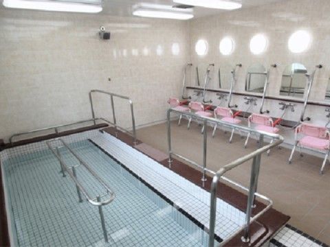 「サニーライフ東京新宿」の浴室。浴槽に入りやすくする為、多くの介助手すりを設置している。