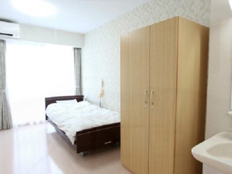 「サニーライフ東京新宿」の居室。夏場や冬場を温度調整が可能な、空調完備を整えている。