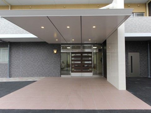 「サニーライフ練馬」のエントランス。スロープなどの坂道など無く、真っ直ぐフラットで施設に入りやすくなっている。