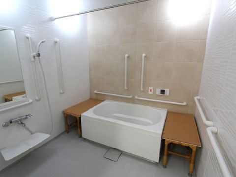 「サニーライフ練馬」の浴室。個別浴室も用意されているので、お一人でのご入浴も可能になっている。