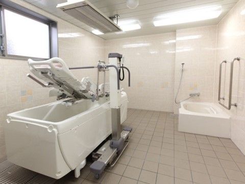「サニーライフ練馬」の特殊浴槽。寝たきりの方や、お体の不自由な方でもご入浴できる快適な設備を整えている。
