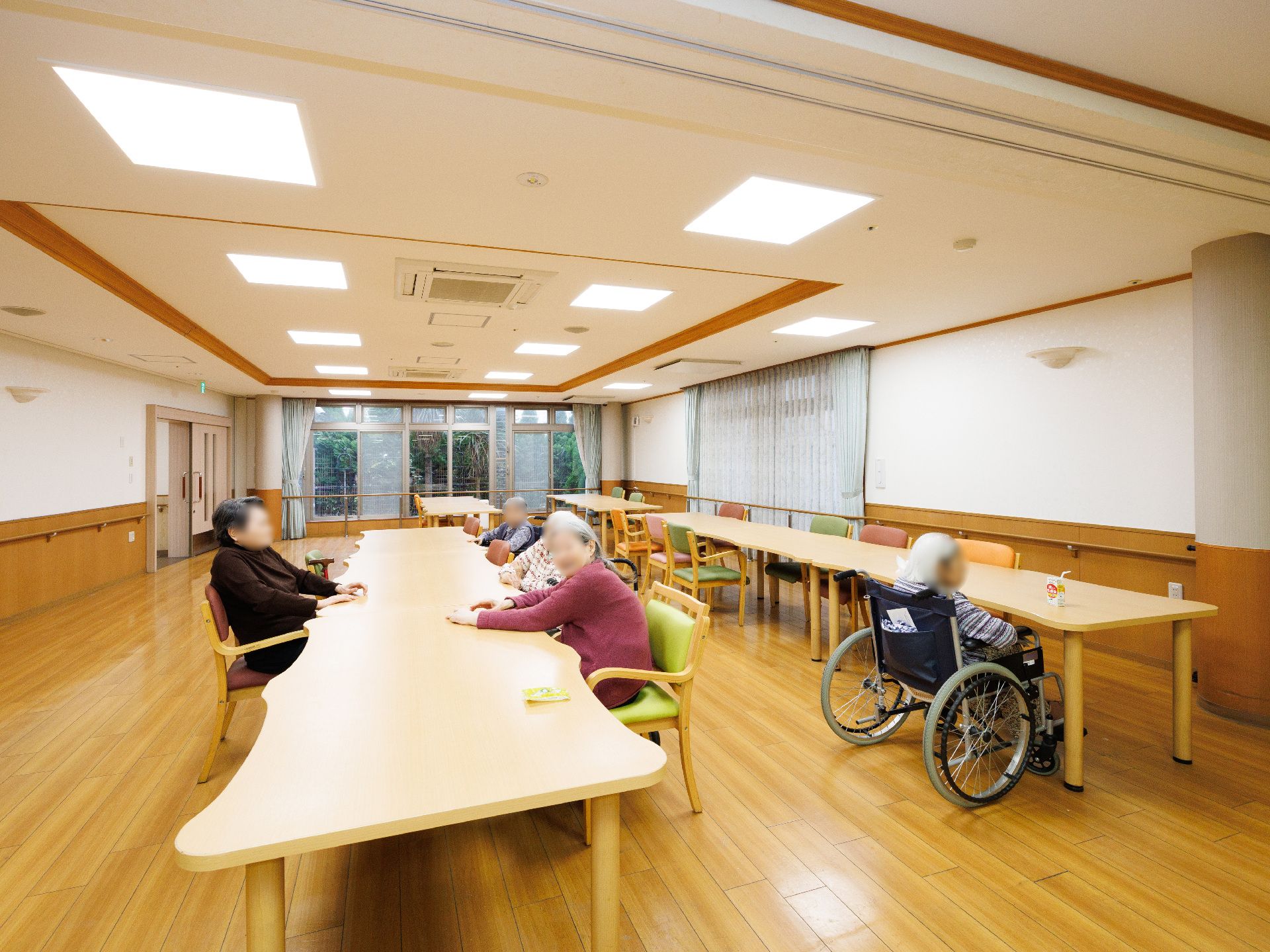 入居者が座って談笑している様子の食堂