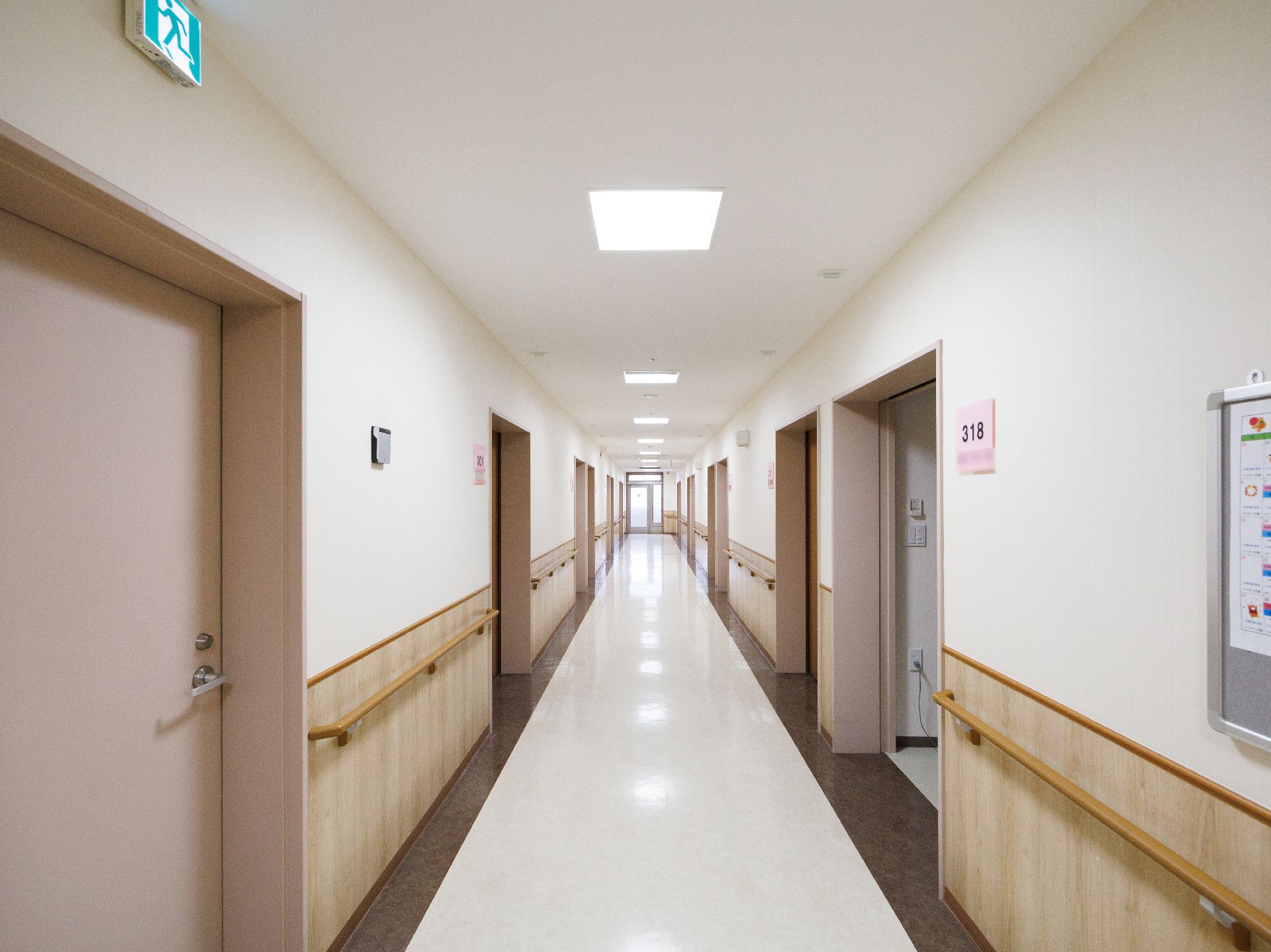 通路の両端に手すりが施されている廊下