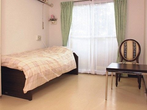 椅子とテーブルが設置されている居室