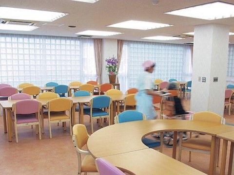 「サニーライフ横浜」の食堂。車椅子の方にも、使いやすいテーブル高さに調整されている。