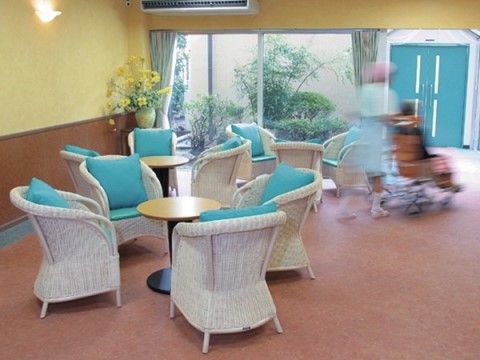 「サニーライフ横浜」の談話コーナー。ソファーには目に優しく気持ち良い色になっている。