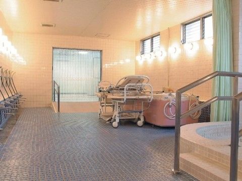 「サニーライフ横浜」の浴室。介護浴槽も準備ができているので、身体の不自由な方もスタッフがサポートしてご入浴ができる。