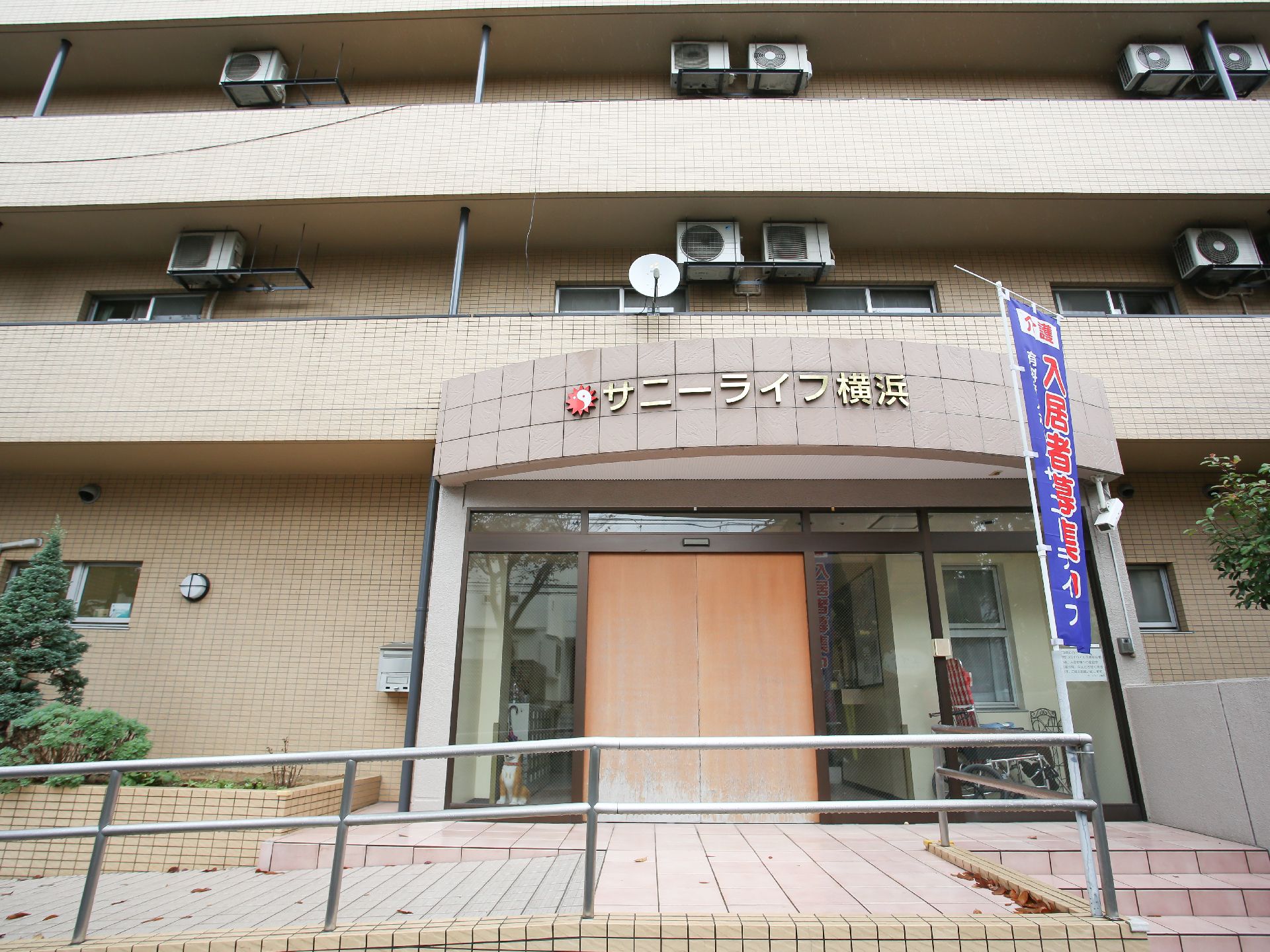 落ち着いた色合いで、駐車場も設置されている外観
