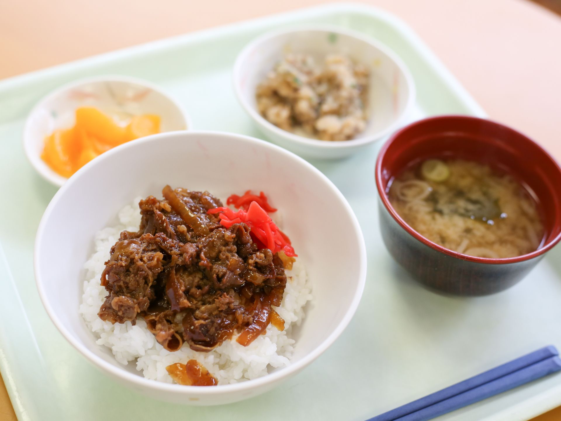 ご飯と味噌汁のセットが付いたメニュー