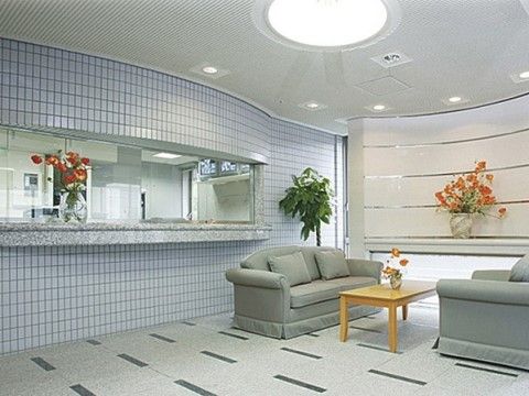 ソファーとテーブルが設置されている受付付近