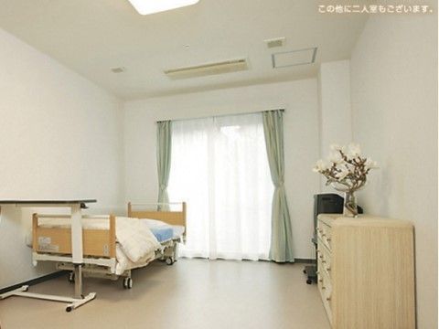 収納棚と介護ベッドが設置されている居室
