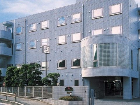 「サニーライフ三浦」の外観。住宅や通りに面しているので、お車でのアクセスがしやすくなっている。