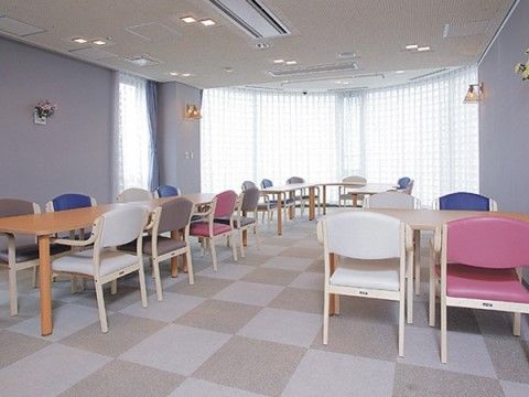 「サニーライフ三浦」の食堂。ご入居者様のお食事場所だけでなく、レクリエーションやイベントの開催場所にもなっている。