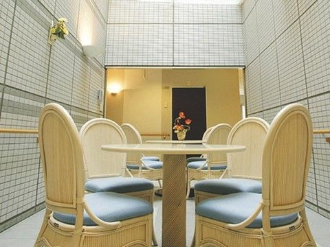 「サニーライフ三浦」の談話コーナー。天井窓から日差しが入りやすく、談話コーナー全体を明るくしてくれている。