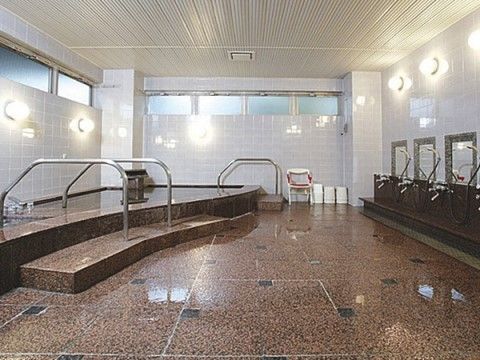 「サニーライフ三浦」の浴室。寝たきりの方や、身体の不自由な方も、スタッフの介助サポートを受けながらご入浴ができる。