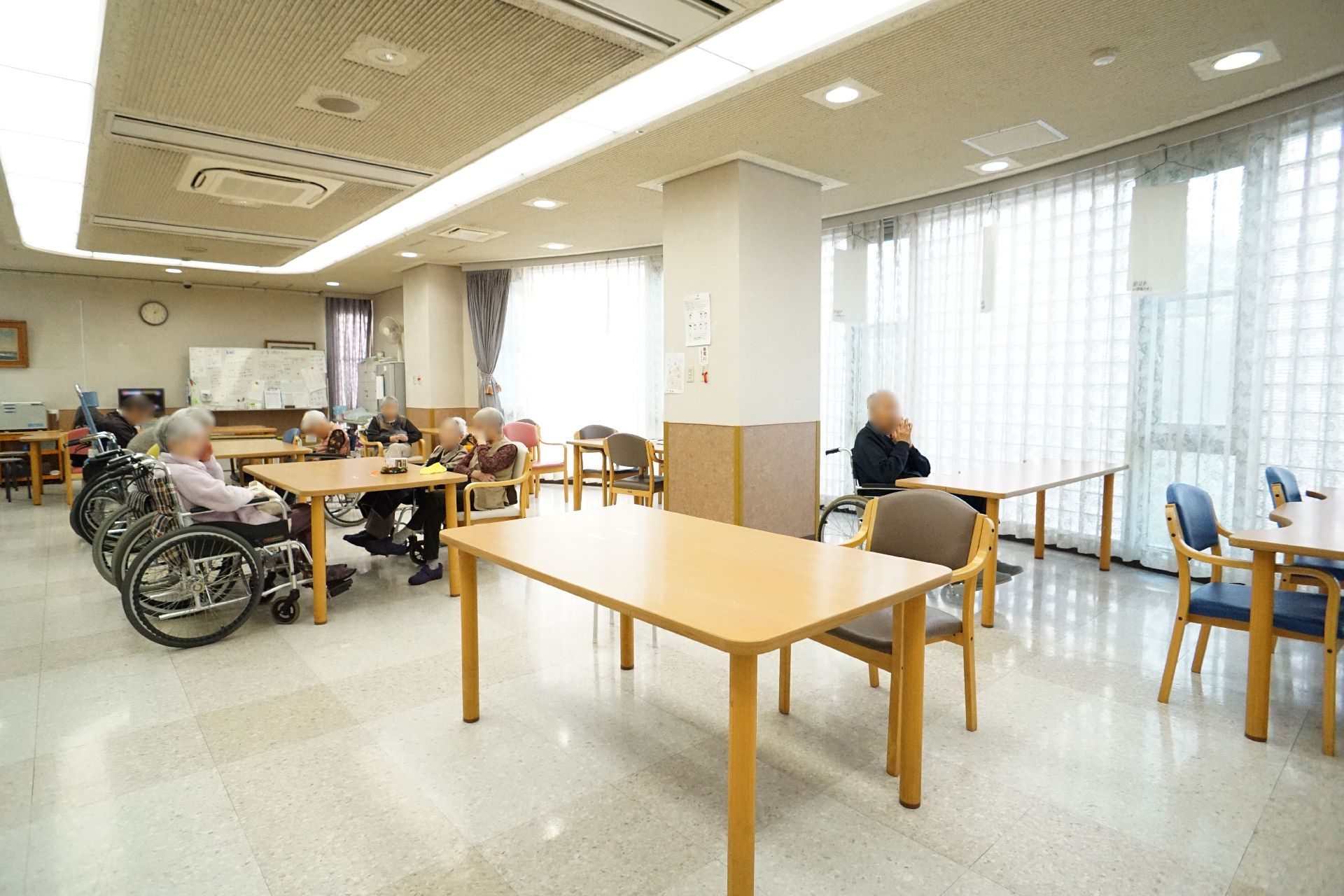 椅子とテーブルが数多く設置されている共有スペース