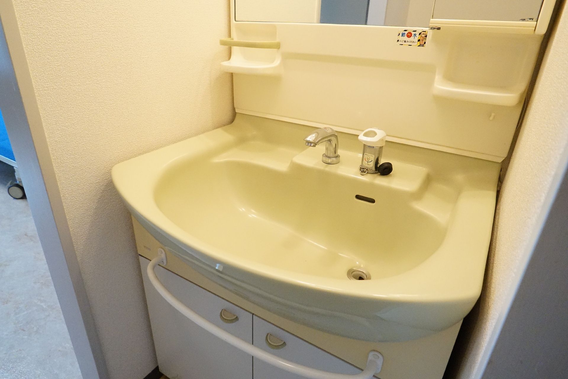 入居者用に館内に設置されている、鏡のある洗面台
