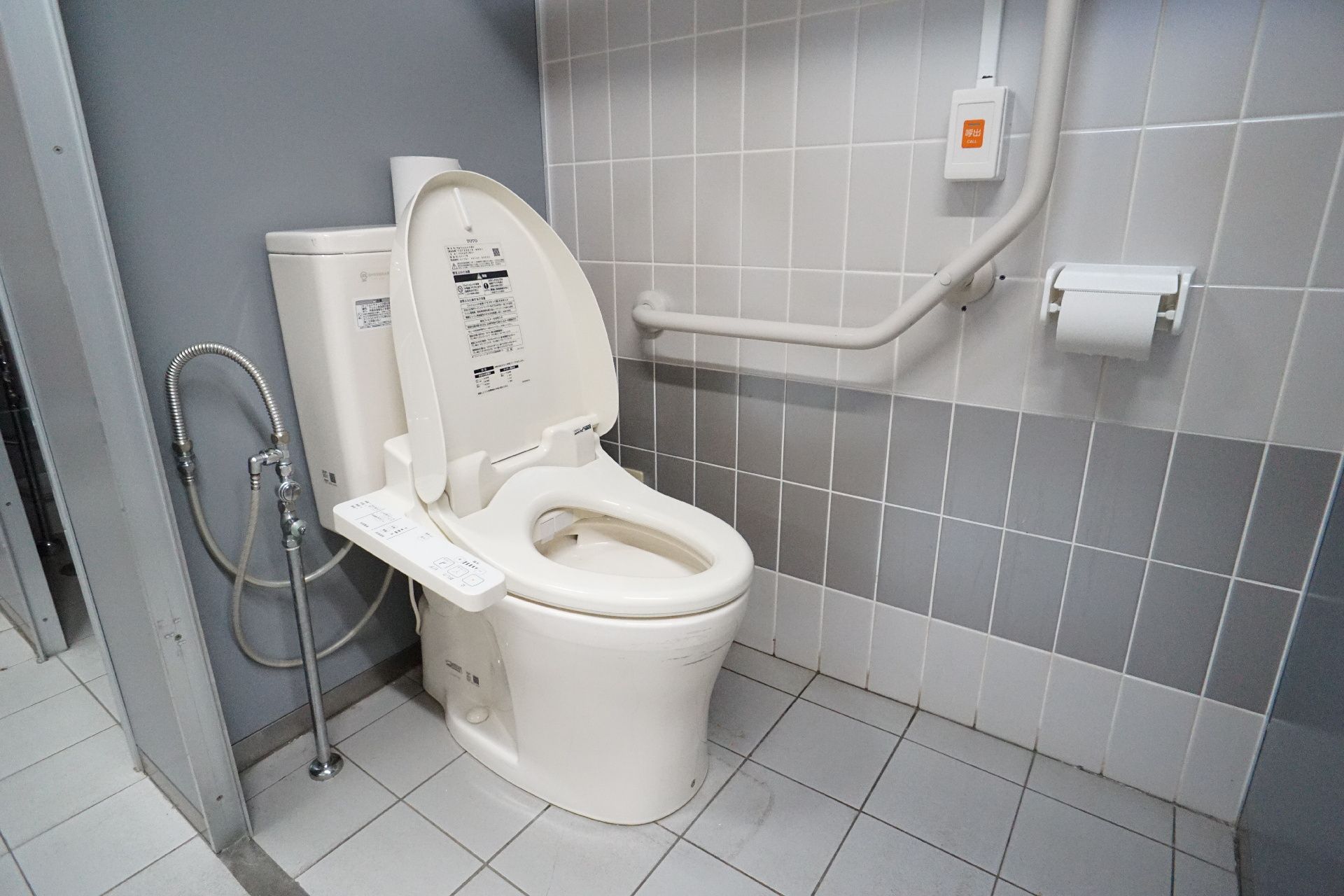 手すりのあるバリアフリー完備の入居者向けの洋式トイレ