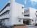「サニーライフ青葉」の施設外観。住宅街に佇む３階建てのマンション型施設になっている。