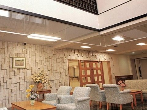 椅子やテーブルが設置されている共有スペース